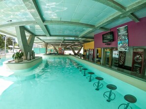 2 bars/lounges