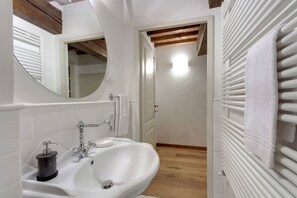 Regadera, secadora de cabello, bidet, toallas 