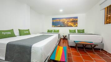 Habitación de hotel con dos camas, un banco y vistas a la ciudad.