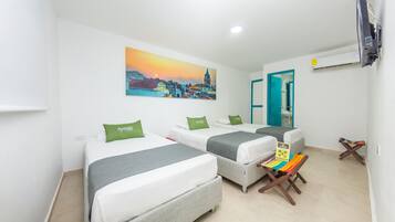 Camera tripla | Una scrivania, Wi-Fi gratuito, lenzuola