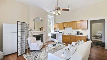 Televisión y chimenea