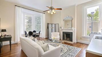 Televisión y chimenea