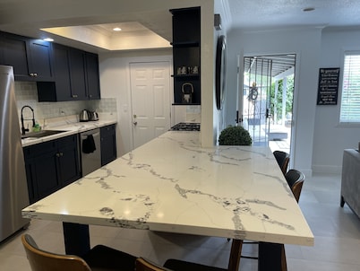 Central of LA 7beds 2bathroom single level home