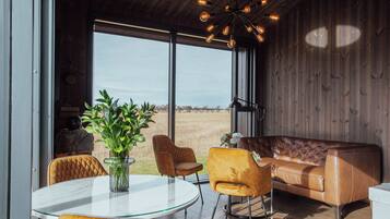 Deluxe Cottage | Living area