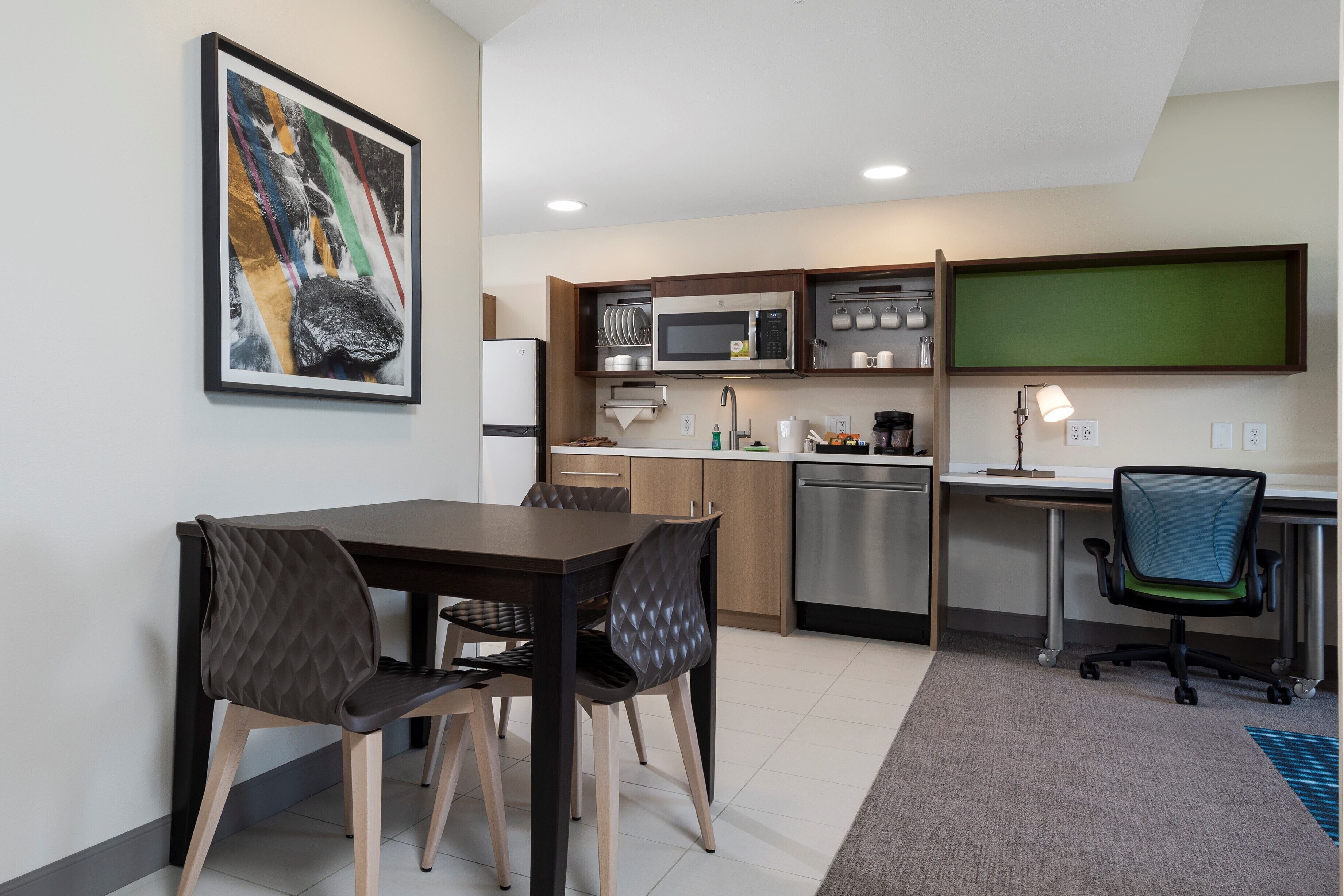 suite, 1 bedroom, non smoking | in-room dining