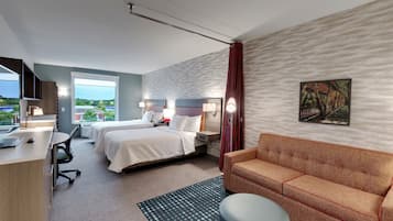 Estúdio, 2 camas Queen, acessível (Hearing) | 1 quarto, roupas de cama premium, cofres nos quartos, escrivaninha