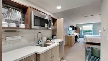 Full-size fridge, microwave, dishwasher, coffee/tea maker