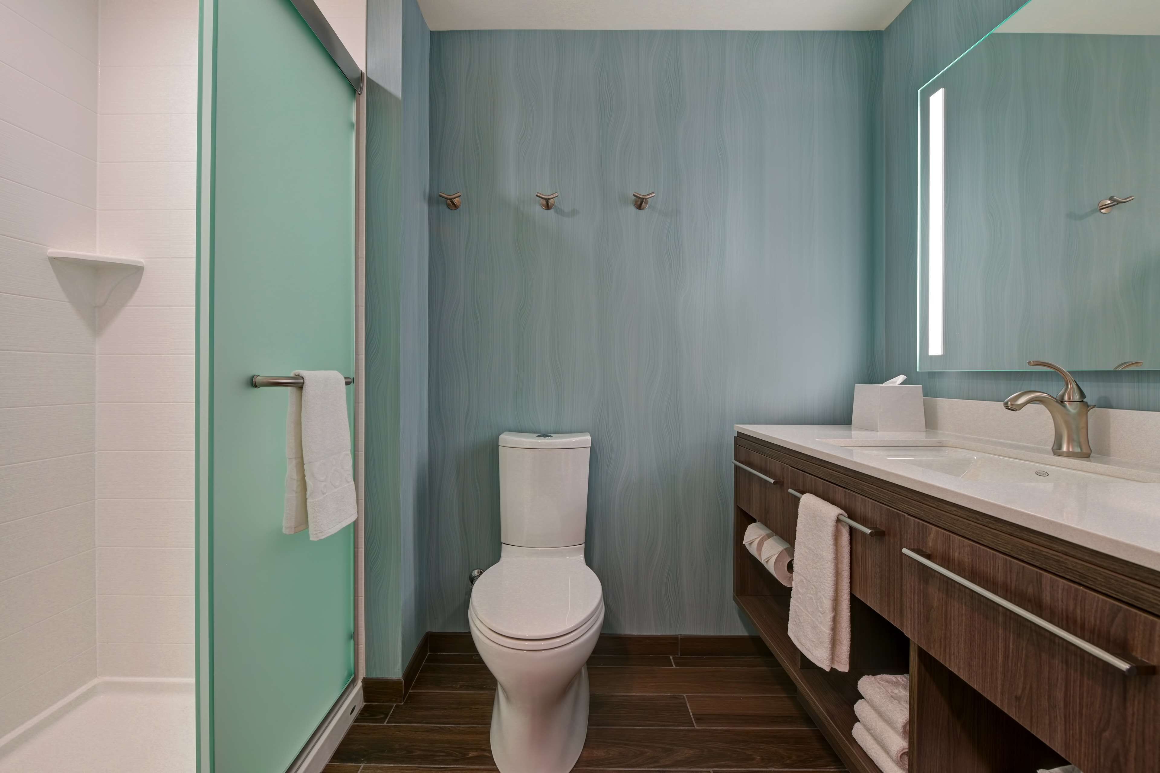 Un baño con inodoro, lavabo y espejo.