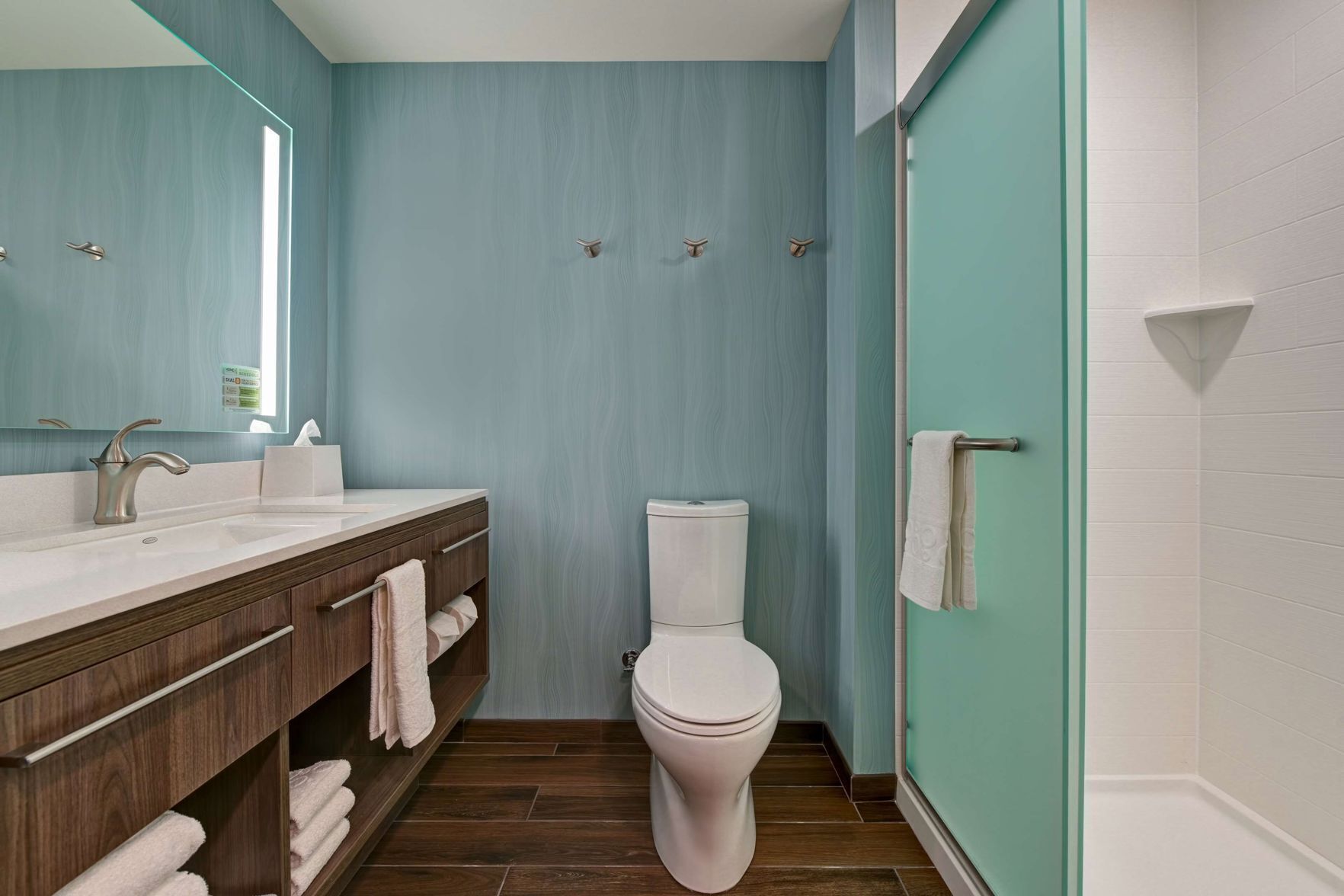 Baño | Cabezal de ducha tipo lluvia y artículos de higiene personal gratuitos