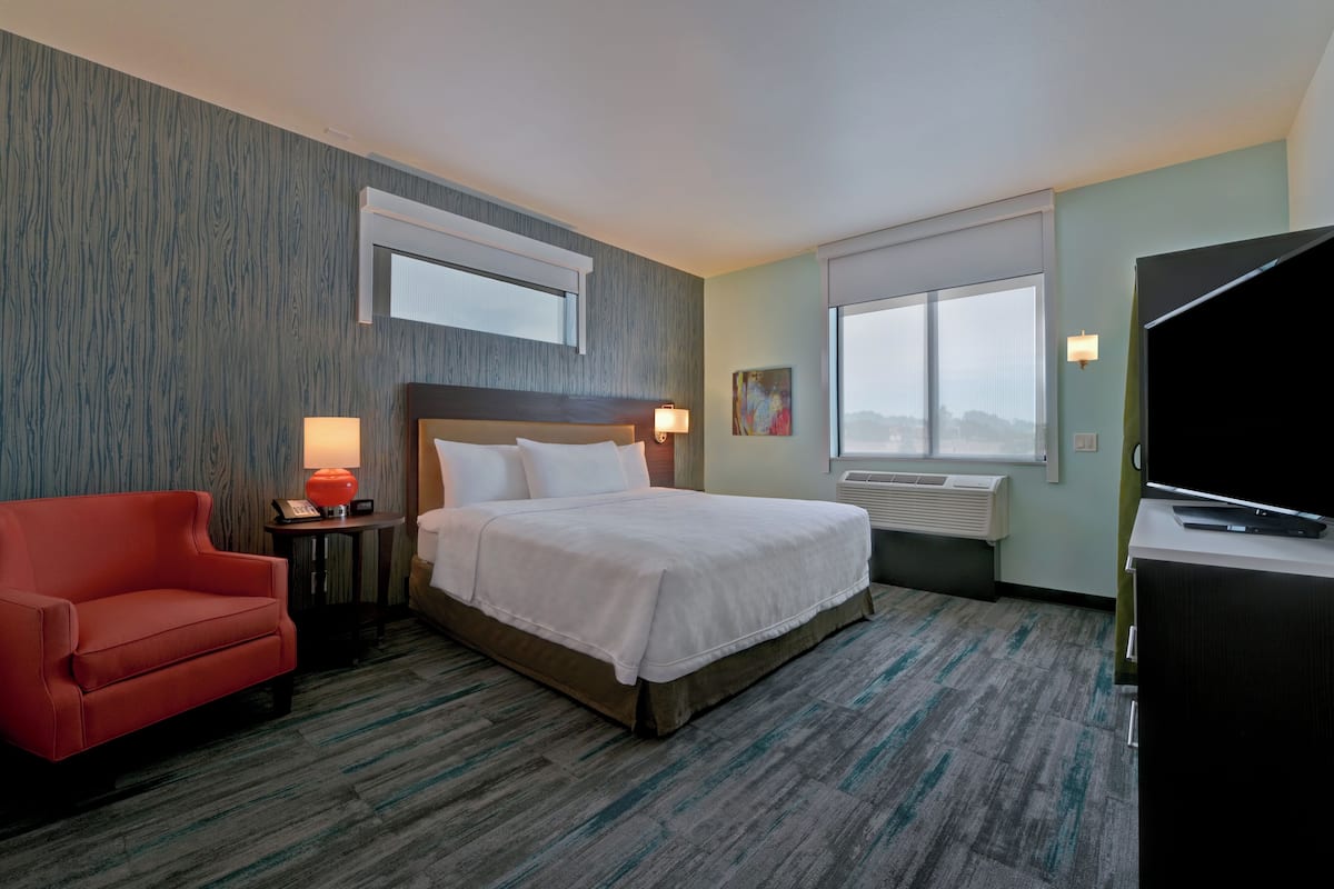 Suite, 1 King-Bett, barrierefrei, Badewanne | Schreibtisch, laptopgeeigneter Arbeitsplatz, Verdunkelungsvorhänge