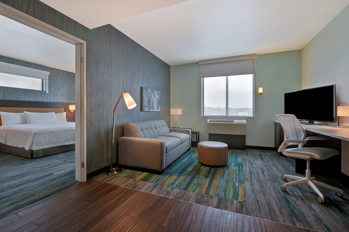 Suite, 1 Schlafzimmer, Nichtraucher | Schreibtisch, laptopgeeigneter Arbeitsplatz, Verdunkelungsvorhänge