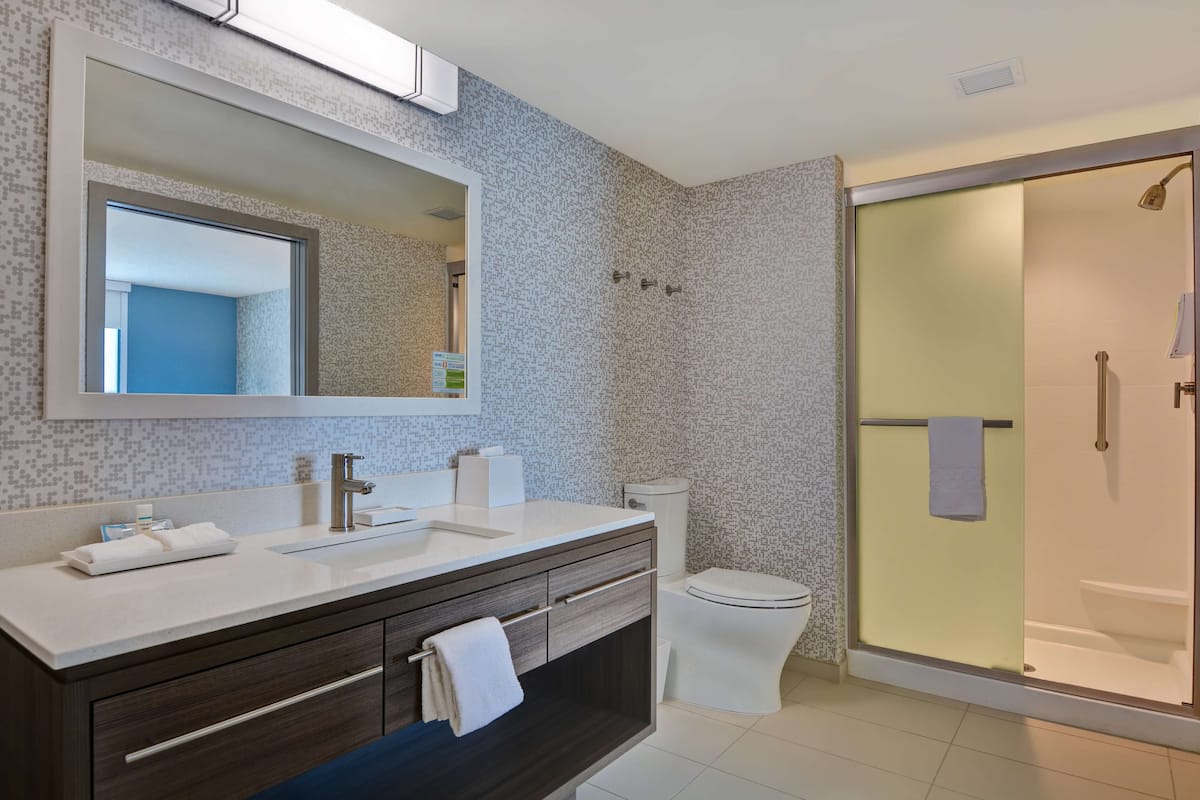 suite, 1 bedroom, non smoking | bathroom | hair dryer, towels, soap, shampoo