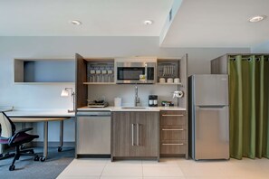 Sviitti, 1 makuuhuone, tupakointi kielletty | Yksityinen keittiö | Täysikokoinen jääkaappi, mikroaaltouuni, astianpesukone