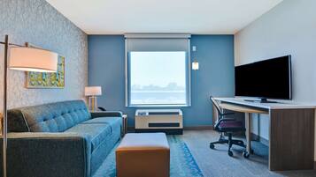 Suite, 1 kingsize bed, toegankelijk voor mindervaliden, bad | Woonruimte | Een 45-inch flatscreentelevisie met kabelzenders en een televisie