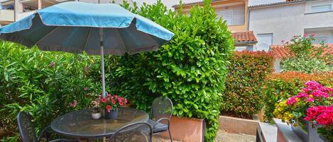 屋外ダイニングエリア