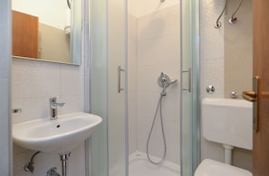 Shower - Apartment 105/206 (Istria - Pula), 1200m from the beach (Pula)