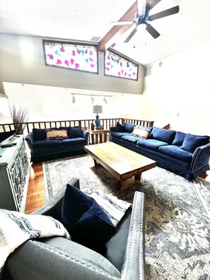 Smart TV, chimenea, consola de videojuegos y futbolito