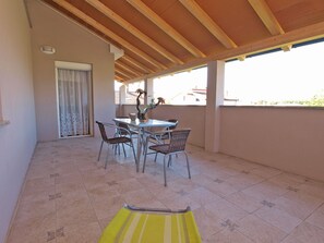 Outdoor dining - Apartment 143/309 (Istria - Valbandon), 400m from the beach (Valbandon)
