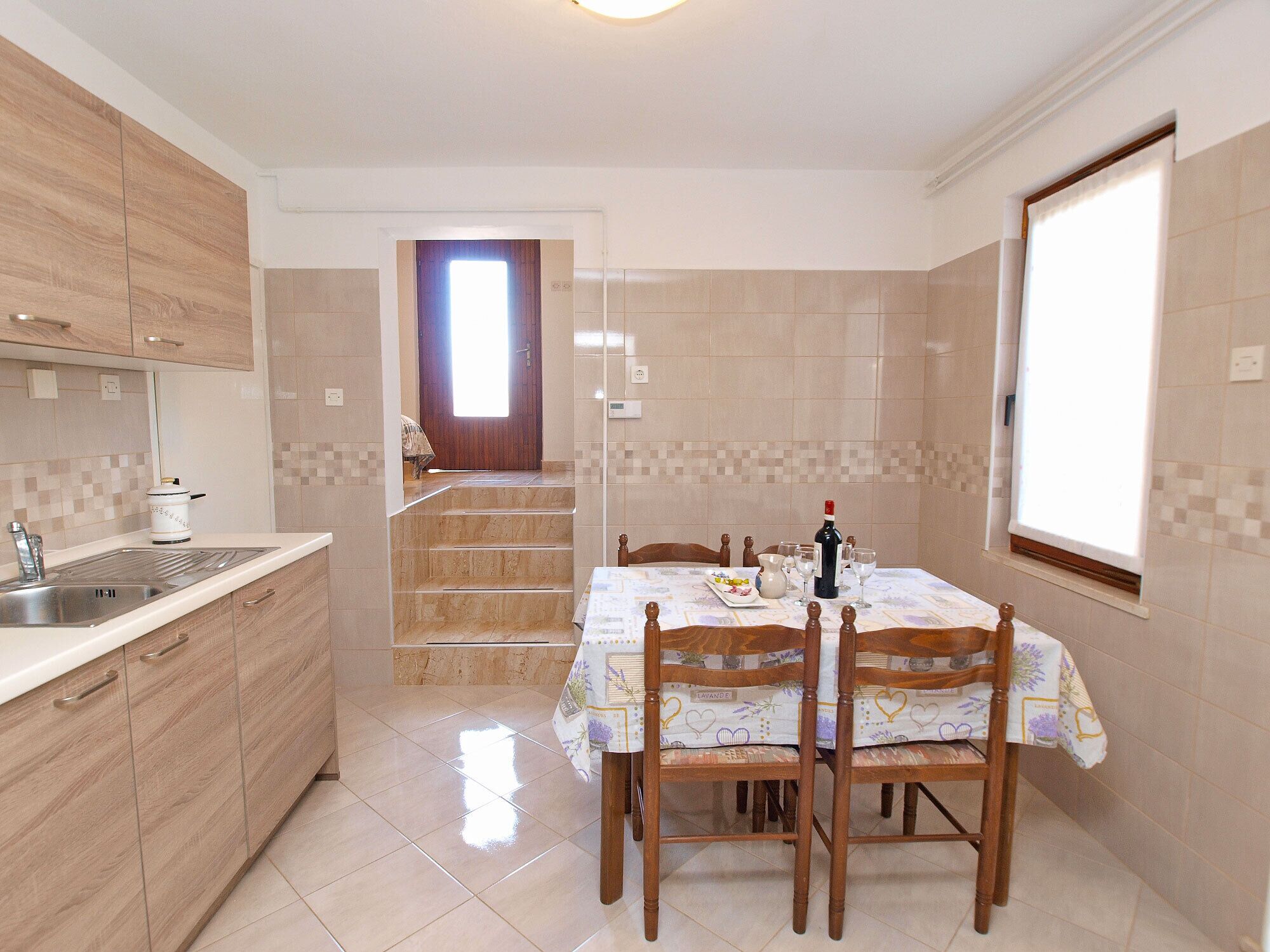 Refrigerador, horno, parrilla de estufa y cafetera y tetera 