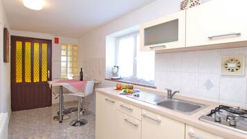 Refrigerador, parrilla de estufa y cafetera y tetera