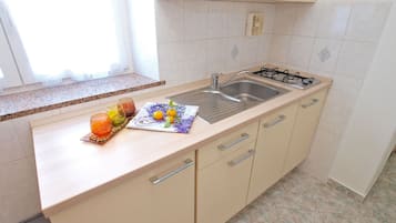 Een koelkast, een kookplaat, een koffiezetapparaat/waterkoker