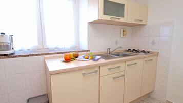 Refrigerador, parrilla de estufa y cafetera y tetera