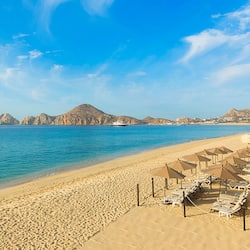 Plage, chaises longues, parasols, serviettes de plage