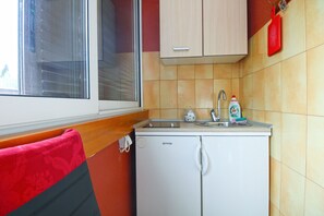 Refrigerador, parrilla de estufa y cafetera y tetera 
