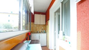 Cocina compacta con ventana, pileta y una mesada pequeña.
