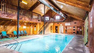 Een binnenzwembad, een verwarmd zwembad