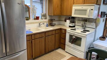 雪櫃、微波爐、焗爐、爐具