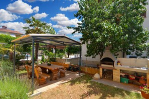 Outdoor dining - Apartment 242/1614 (Istria - Fažana), 200m from the beach (Fažana)