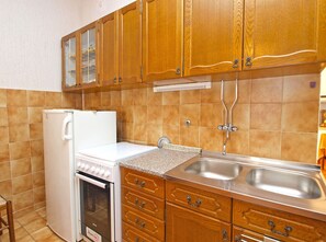 Fridge, oven, stovetop, coffee/tea maker