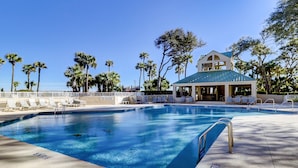 Unclassified image, 3 of 42, button - Lovely 1st floor villa less than 100 yards to the beach/oceanfront pool. (Hilton Head Island)