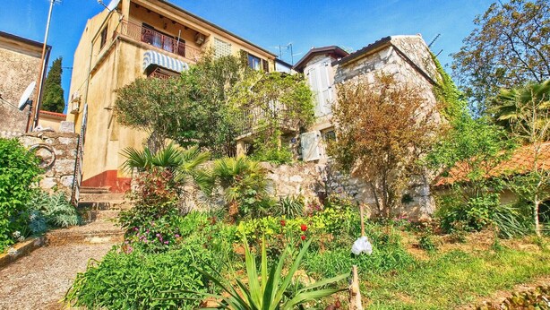 A traditional stone building with a balcony, surrounded by lush greenery and a clear blue sky. - Apartment 271/602 (Istria - Vrsar), 1000m from the beach (Vrsar)