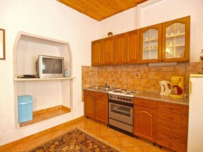Fridge, oven, stovetop, coffee/tea maker