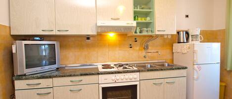 Fridge, oven, stovetop, coffee/tea maker