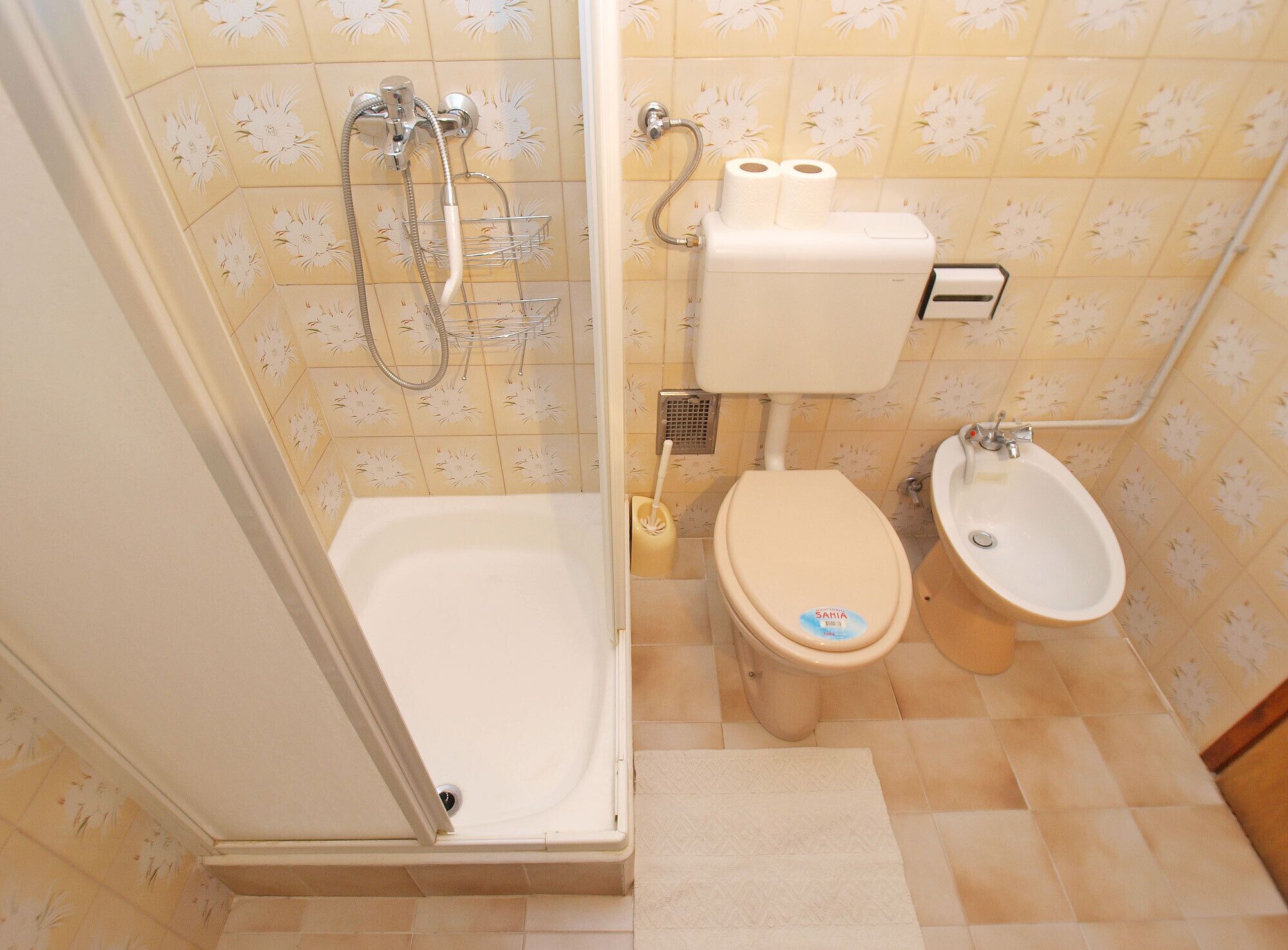 Un baño con bañera, inodoro, bidé y ducha.