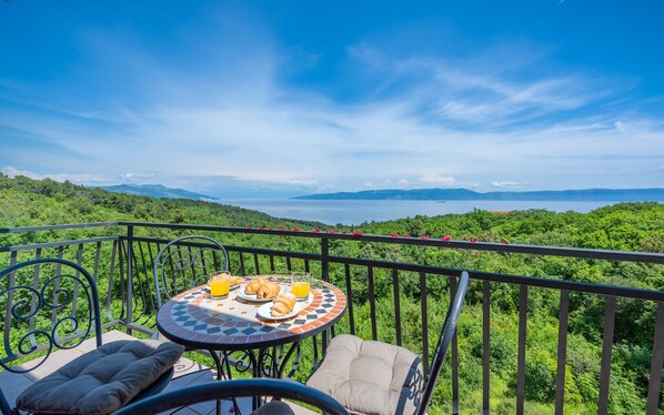 Outdoor dining - Apartment 294/649 (Istria - Labin), 800m from the beach (Labin)