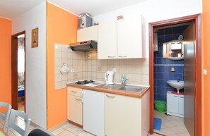 Refrigerador, microondas, parrilla de estufa y cafetera y tetera 