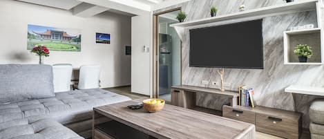 Een televisie en een kantoor