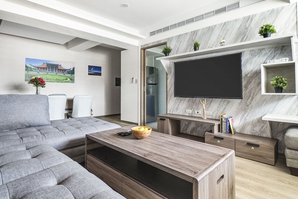 Comfy Living Room:
• 55” Cable TV
• Open Space with Dining Area