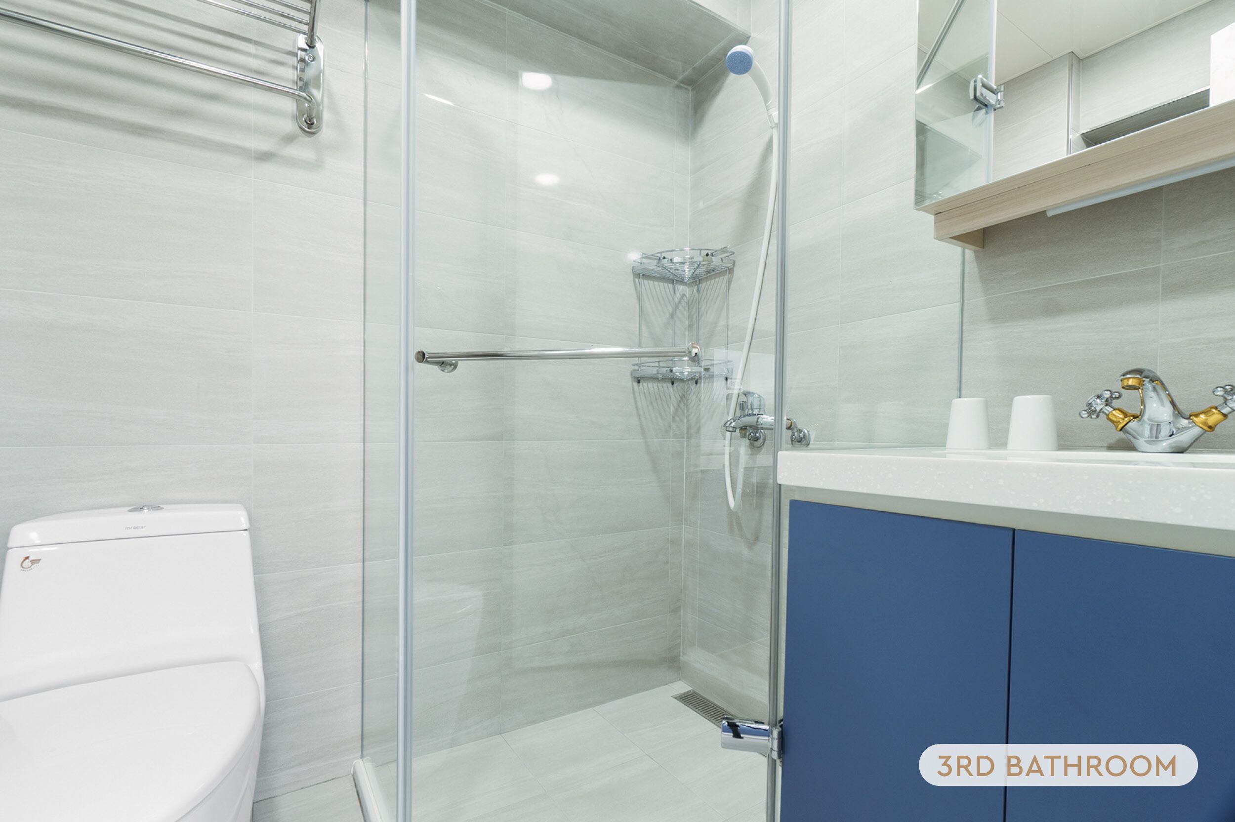 Dusj, hårføner, håndklær og såpe