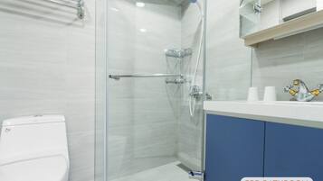 Dusj, hårføner, håndklær og såpe