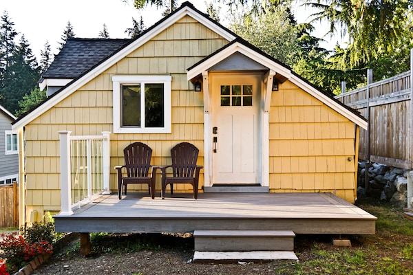 Private entrance and deck