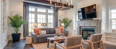 Smart TV, fireplace