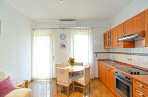 Fridge, microwave, oven, stovetop - Apartment 336/769 (Istria - Poreč), 800m from the beach (Porec)