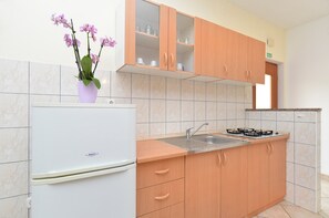 Fridge, stovetop, coffee/tea maker, cookware/dishes/utensils