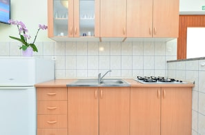Refrigerador, placa de cocina, cafetera/tetera, utensilios de cocina