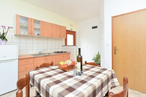 Refrigerador, placa de cocina, cafetera/tetera, utensilios de cocina